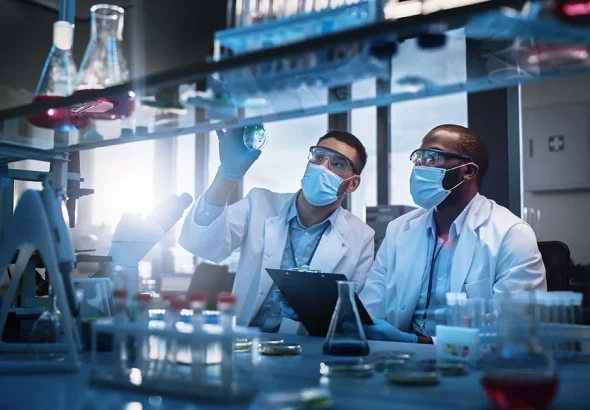 two scientist collaborating at bench