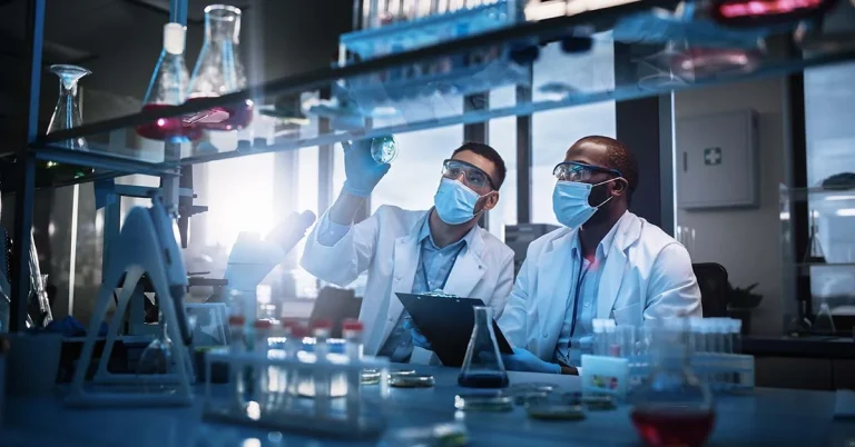 two scientist collaborating at bench