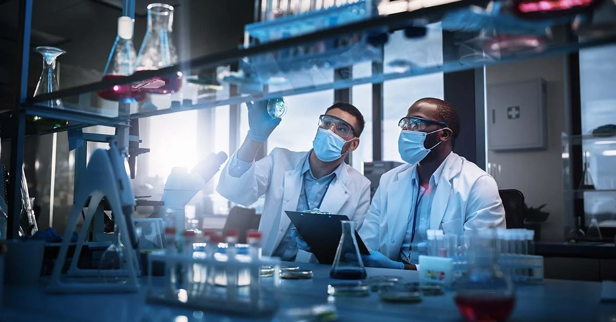 two scientist collaborating at bench
